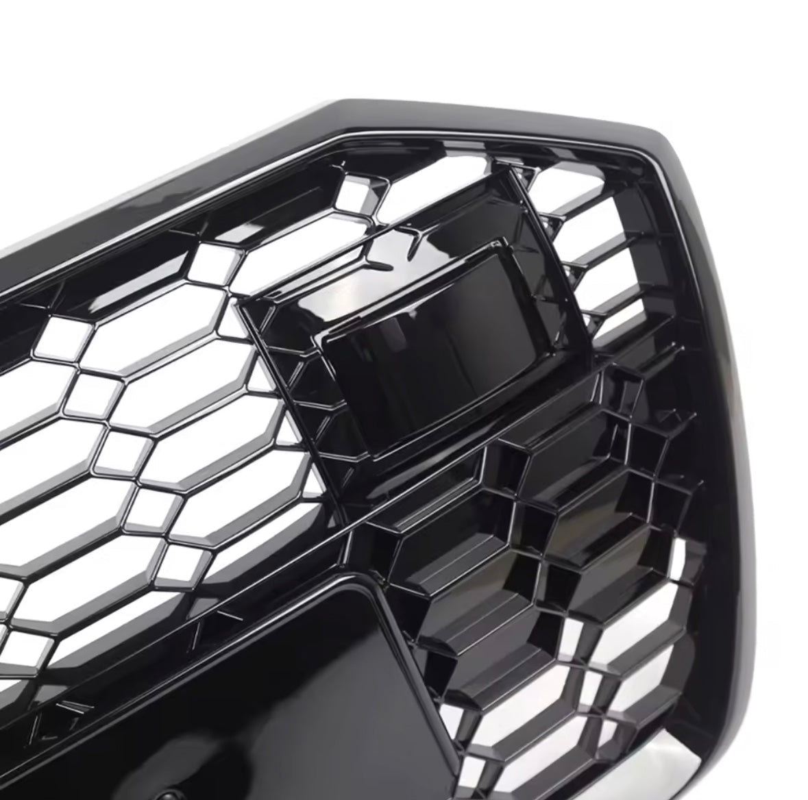 Detail Audi A6 C8 hoogglans zwarte honingraatgrille