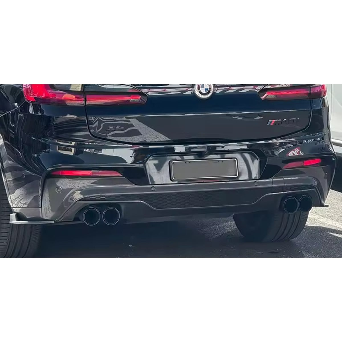 BMW M40i achterzijde met carbon quad uitlaatsierstukken