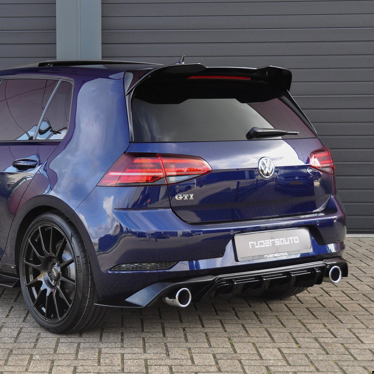 ZAERO Design rear spoiler gemonteerd op VW Golf 7.5 GTI